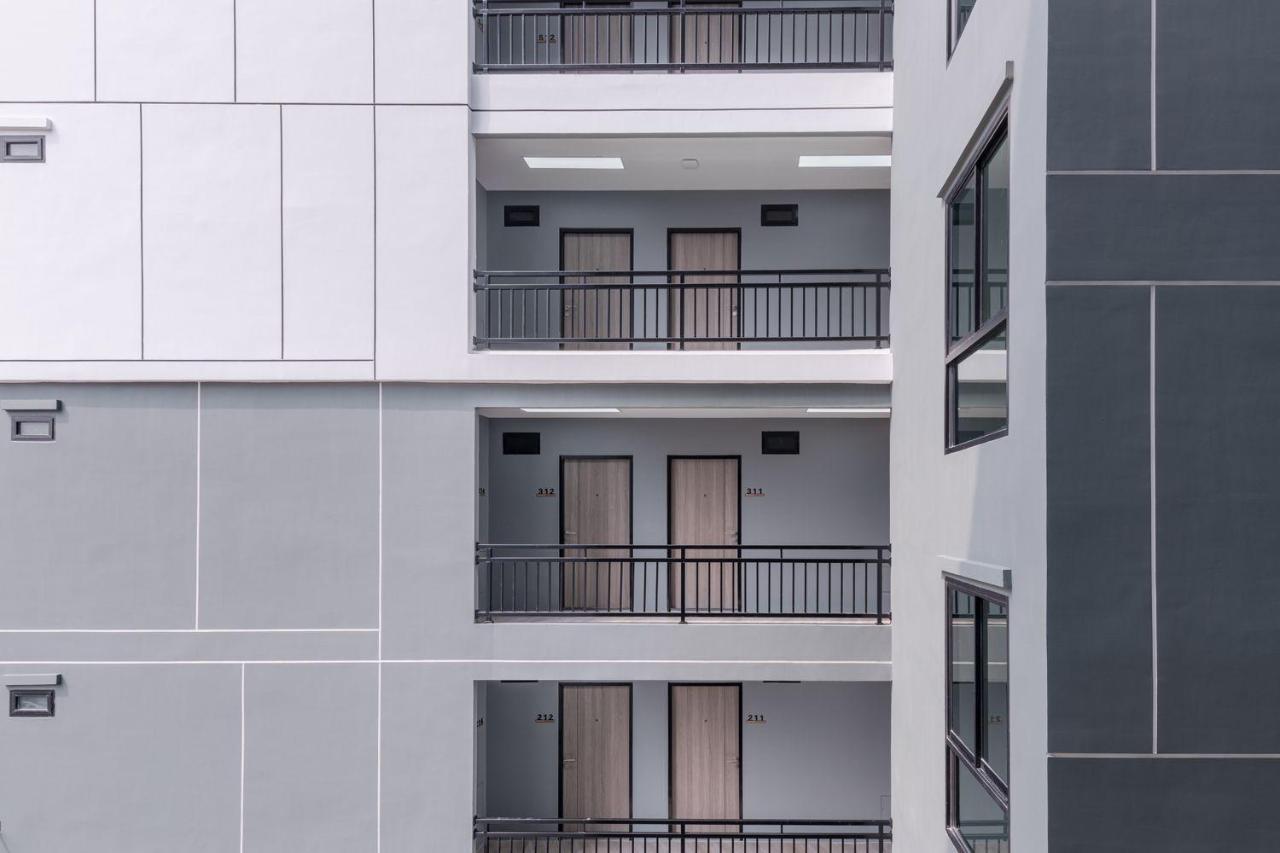 Aqua Residences: New Rooms Near Wutthakat BTS Station Bangkok Exterior photo